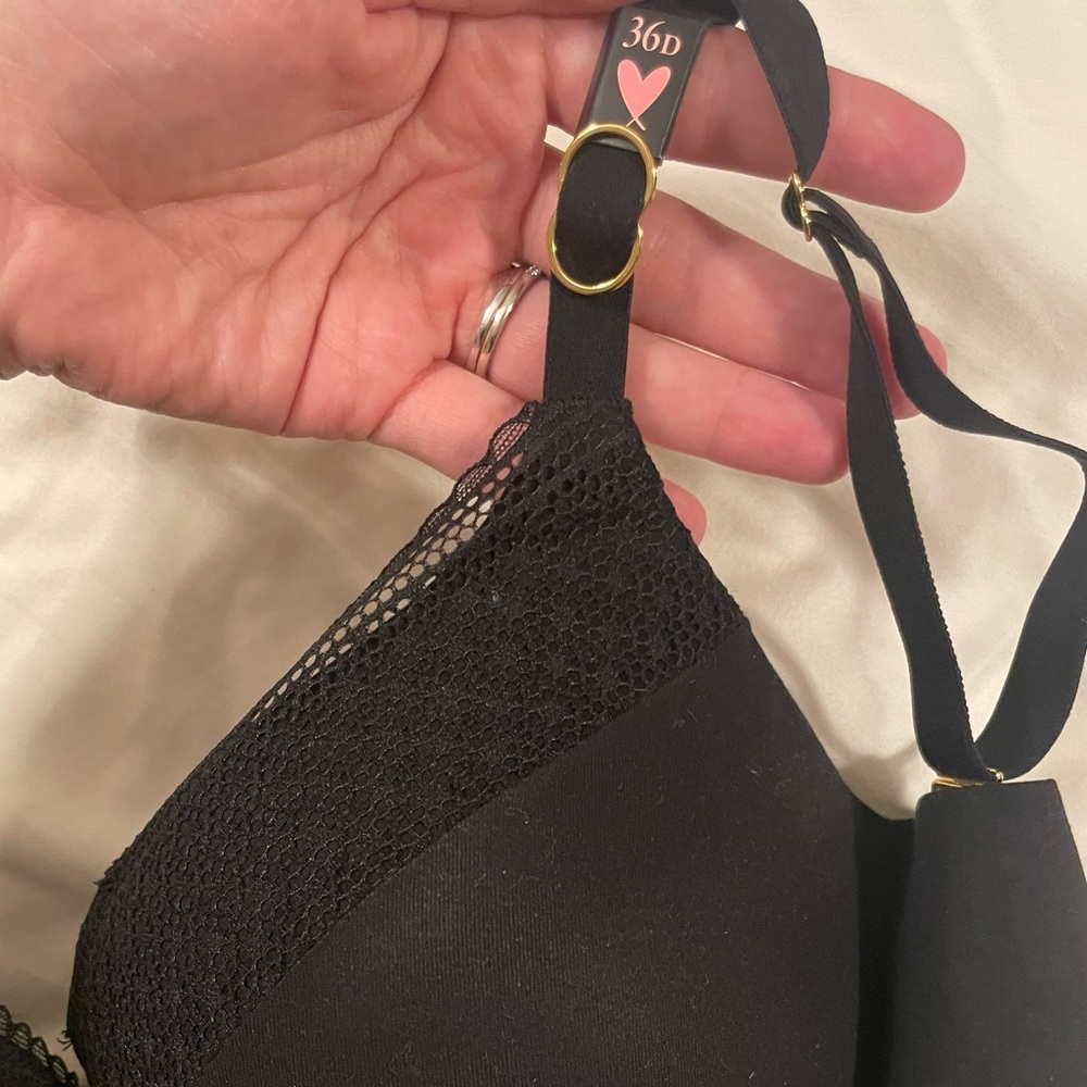 36D new with tags black bra from Victoria’s Secret. Cotton and lace. Underwire.